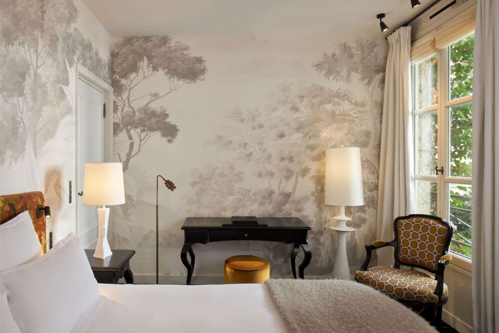 Explore the best hotels in Paris: Le Pavillon de la Reine