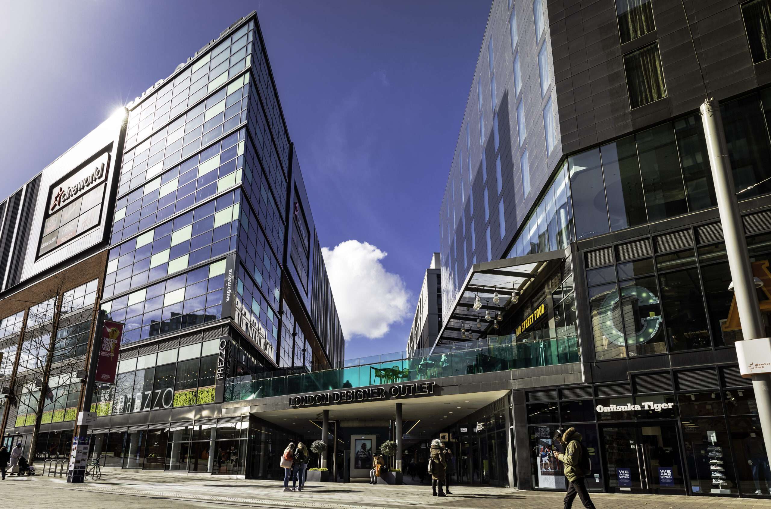 Explore the best malls in London: London Designer Outlet