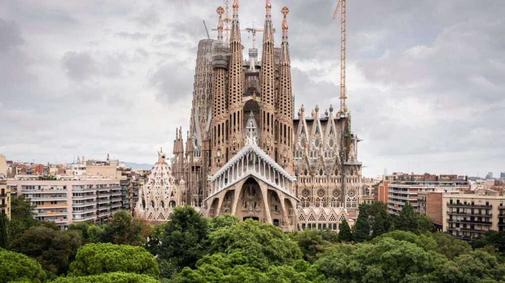 Explore the best things to do in Barcelona: Marvel at the Sagrada Família Basilica 