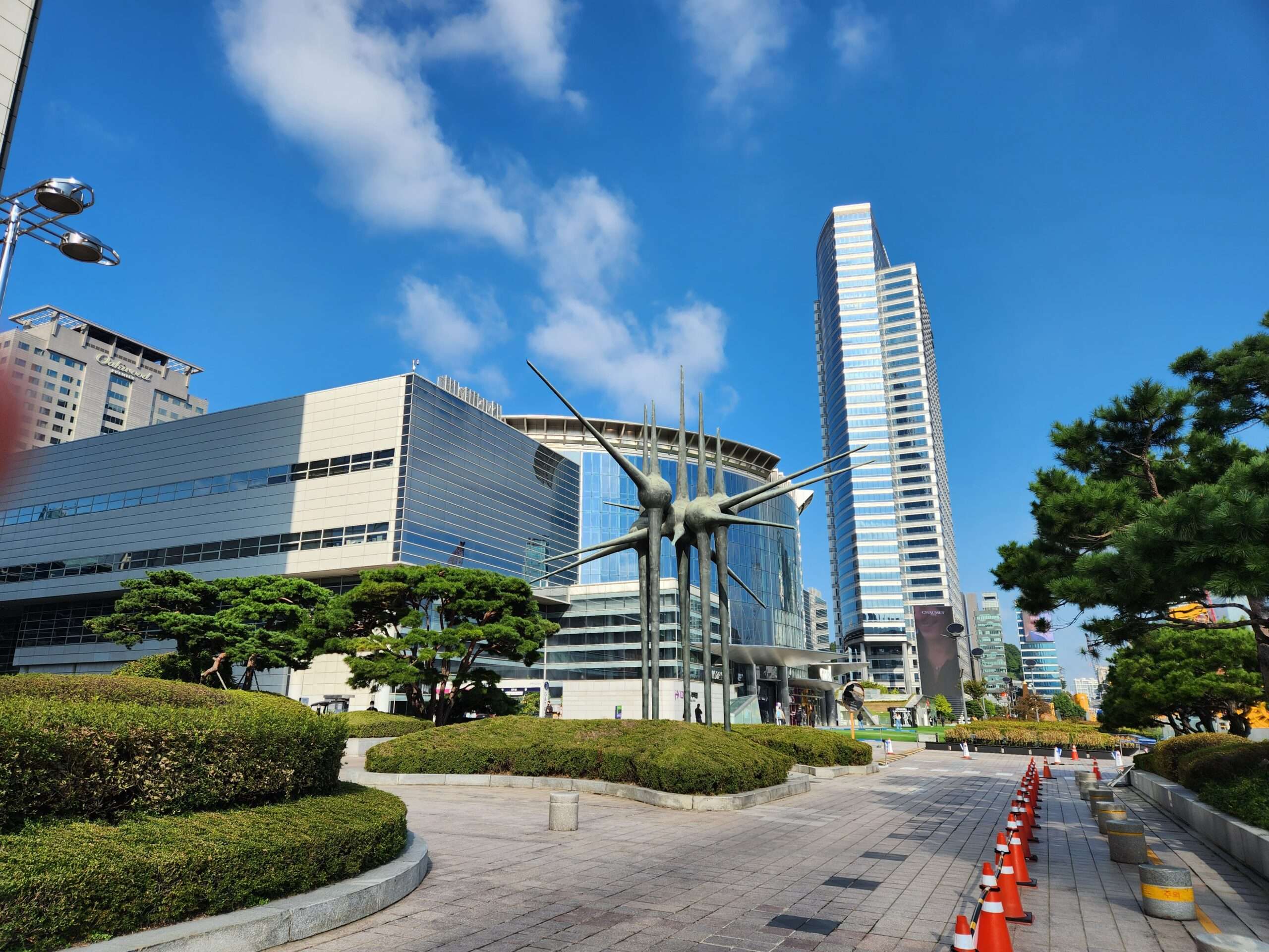 Explore the best malls in Seoul: Starfield COEX Mall