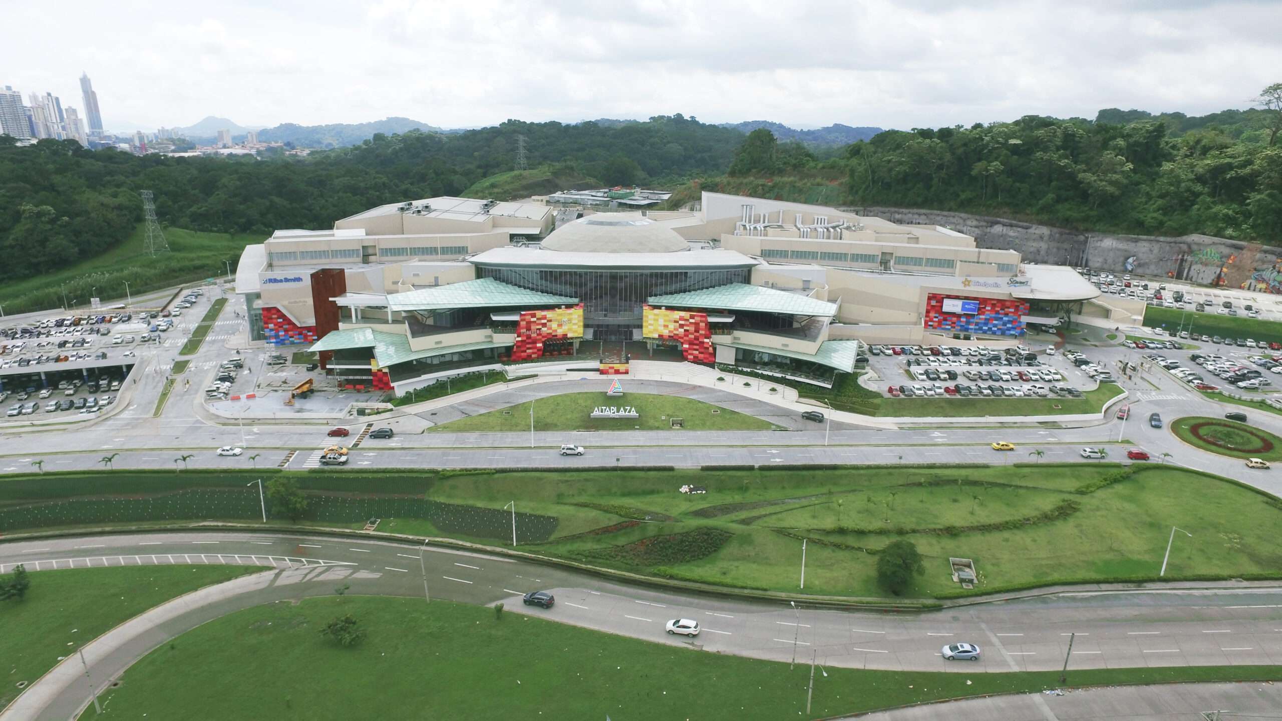 Explore the best malls in Panama: Altaplaza Mall