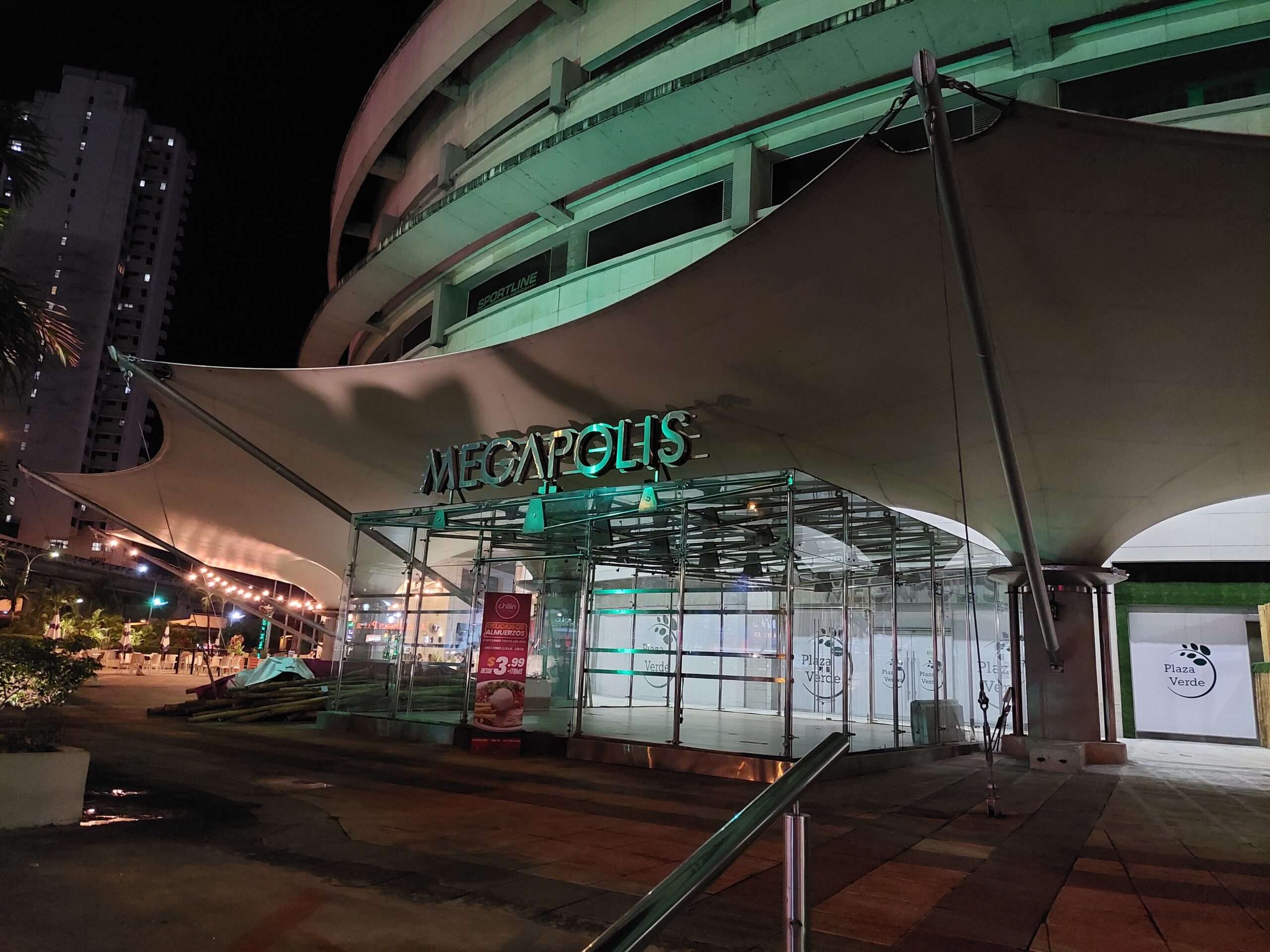 Explore the best malls in Panama: Megapolis Outlets (Multicentro Mall)