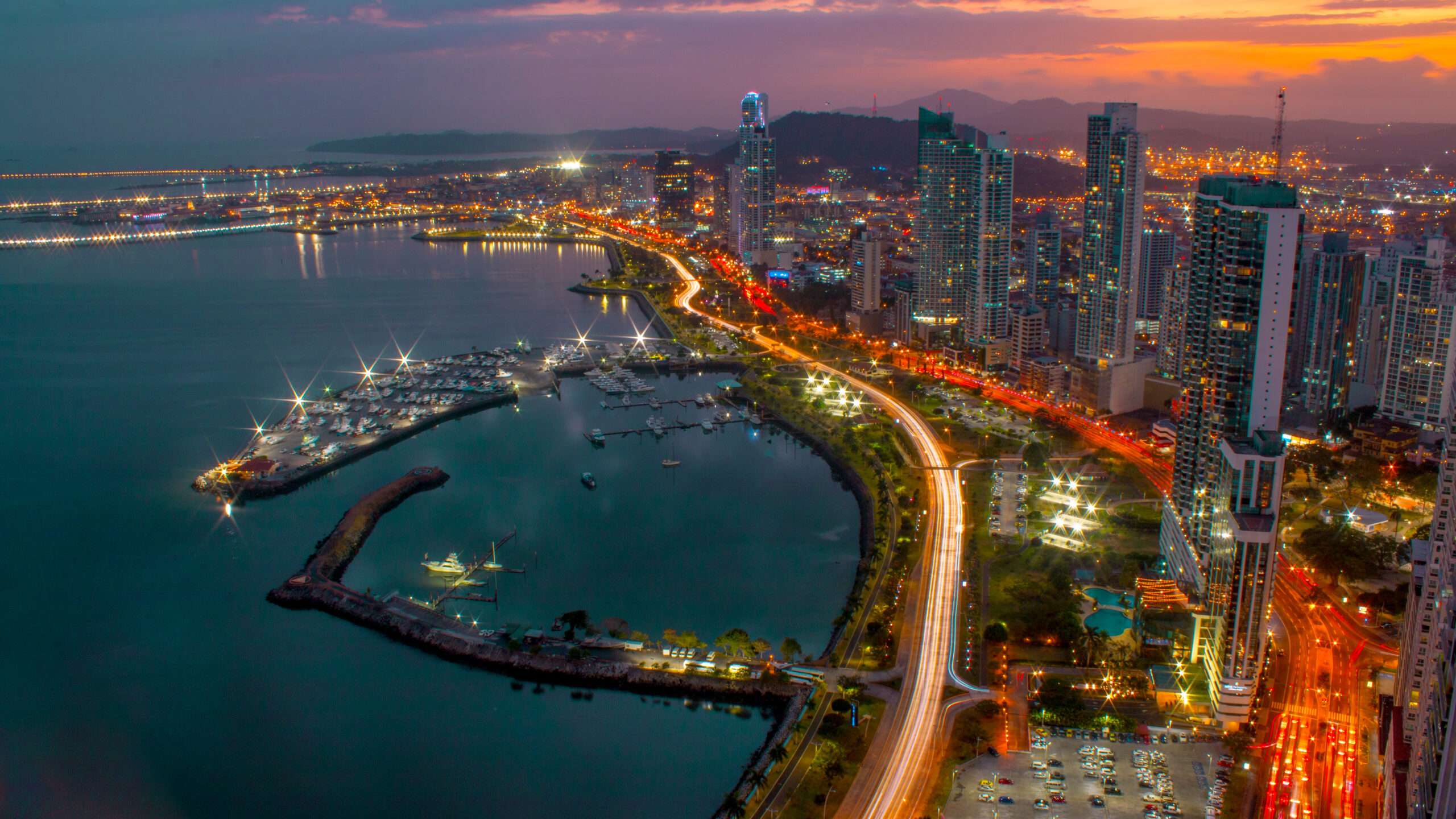 Explore the best things to do in Panama: Avenida Balboa and Cinta Costera