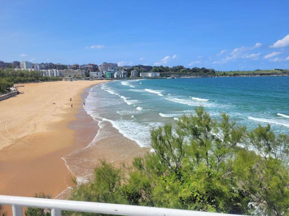 Explore the best beaches near Madrid: El Sardinero