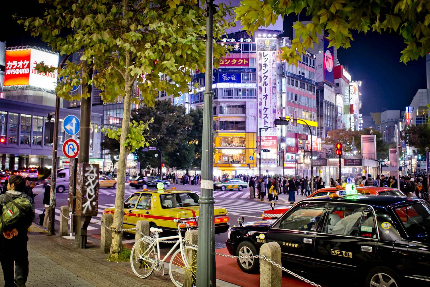 Explore the best things to do in Tokyo: Take a photo of the famous Shibuya crossing