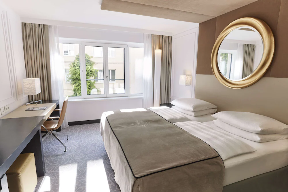 Explore the best hotels in Munich: Hotel Vier Jahreszeiten Kempinski