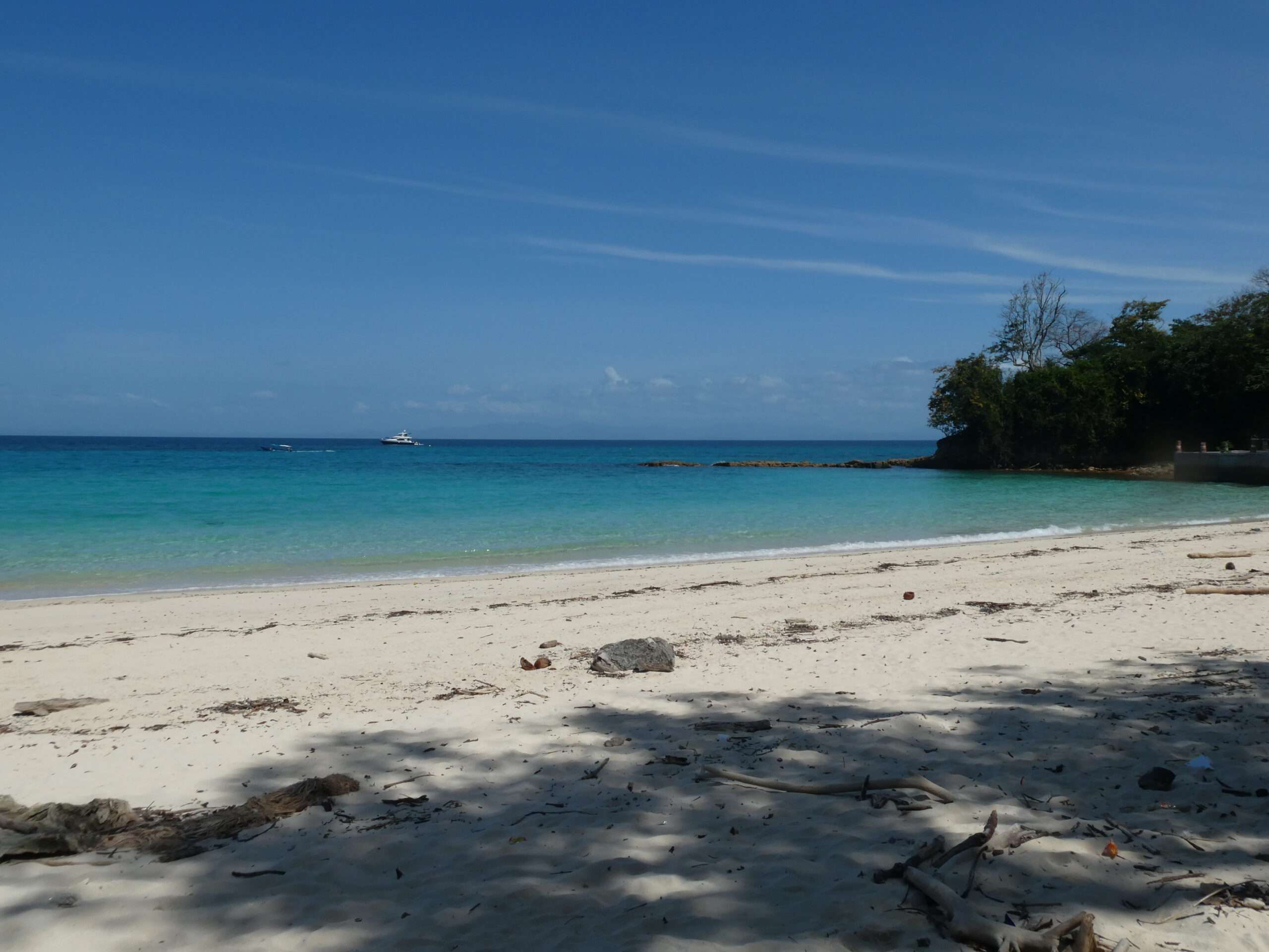 Explore the best beaches in Panama: Playa Larga, Isla Contadora 